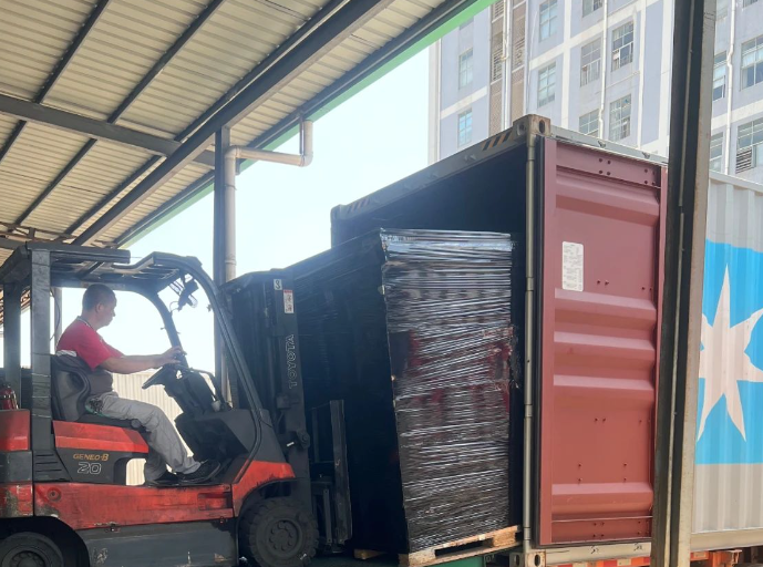 集装箱装卸，现场人工配合搬运